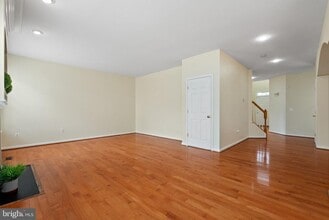 15433 Leeds Hill Way in Woodbridge, VA - Foto de edificio - Building Photo