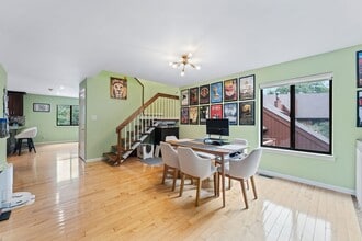 576 Sanderling Ct in Secaucus, NJ - Foto de edificio - Building Photo