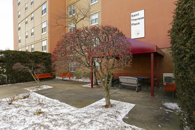 Saint Therese Court in Munhall, PA - Foto de edificio - Building Photo