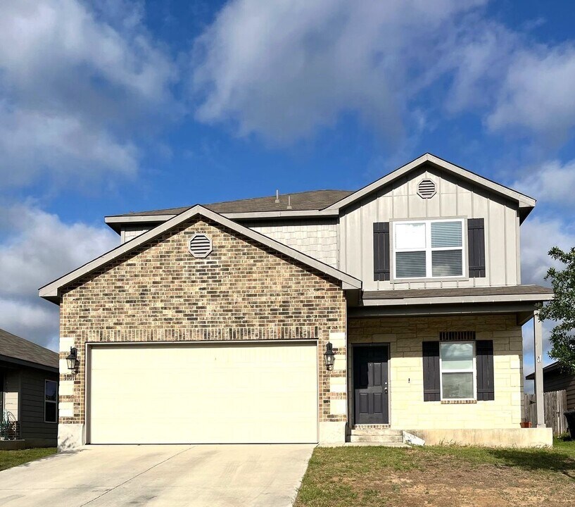 10011 Raspberry Oak in San Antonio, TX - Building Photo