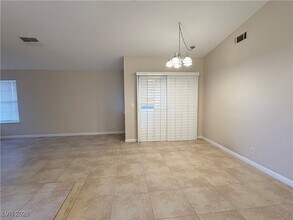 7175 Sawtooth Dr in Las Vegas, NV - Foto de edificio - Building Photo