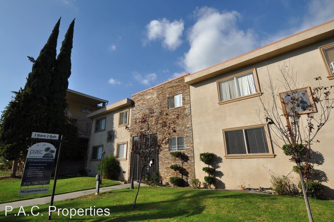 10745 Hortense St in Los Angeles, CA - Building Photo