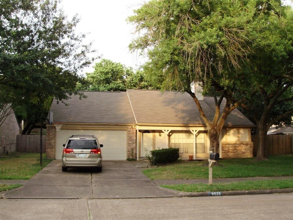 9526 Secretariat Dr in Houston, TX - Foto de edificio