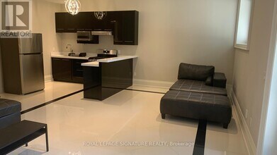 270 Hollywood Ave in Toronto, ON - Building Photo - Building Photo