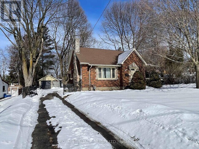 1052 King St E in Oshawa, ON - Building Photo - Building Photo