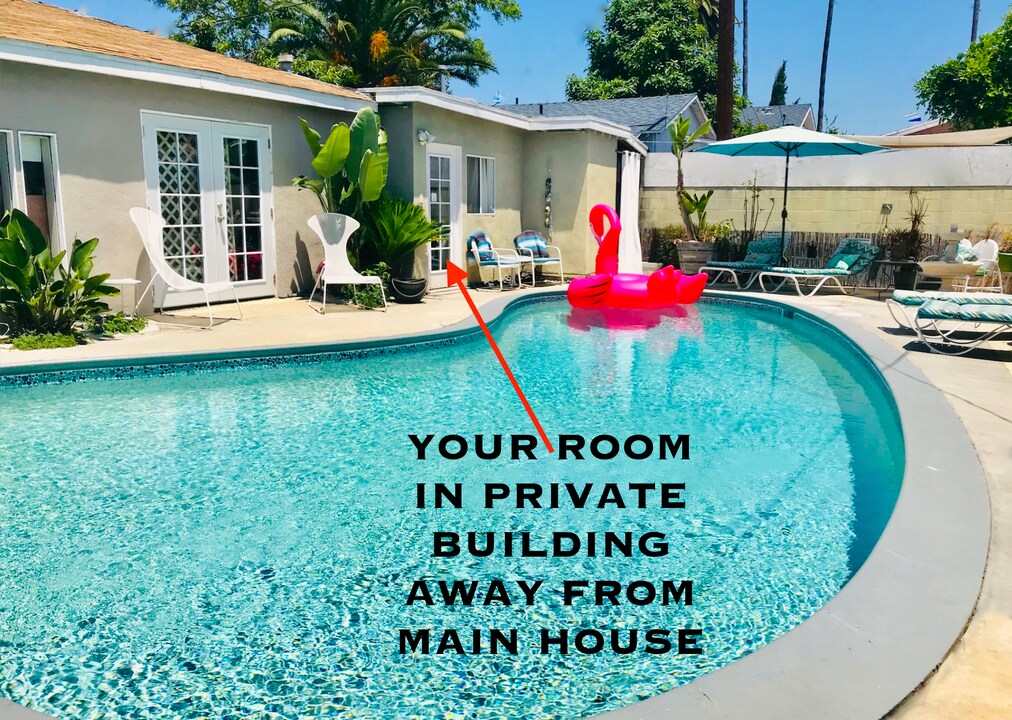 1925 Rochester Cir, Unit pool room in Los Angeles, CA - Foto de edificio