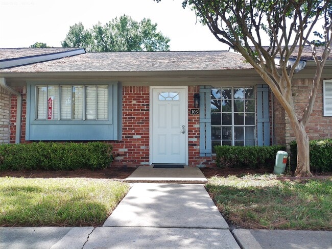 property at 1102 W Tri Oaks Ln