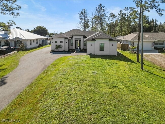 2740 35th Ave NE in Naples, FL - Foto de edificio - Building Photo