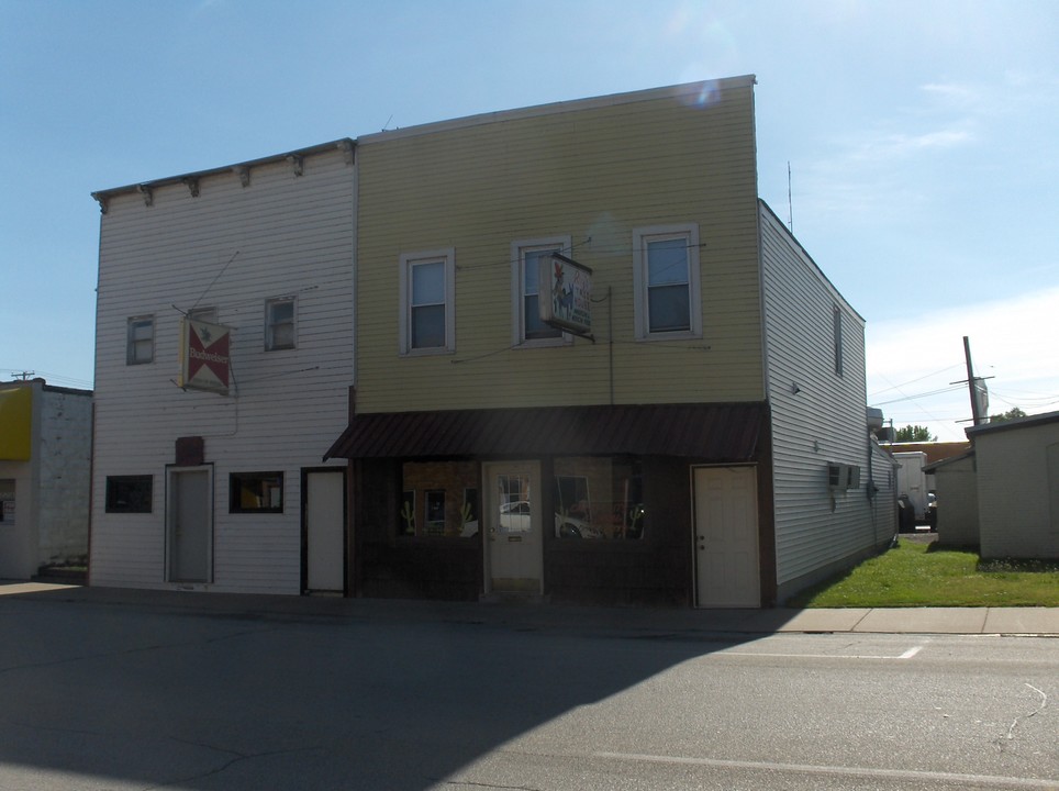 121 W 4th Ave in Milan, IL - Building Photo