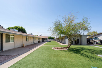 Capri on Glenrosa in Phoenix, AZ - Building Photo - Building Photo