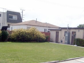 14912-18 Halldale Ave. in Gardena, CA - Foto de edificio - Building Photo