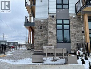101 Golden Eagle Rd in Waterloo, ON - Building Photo - Building Photo