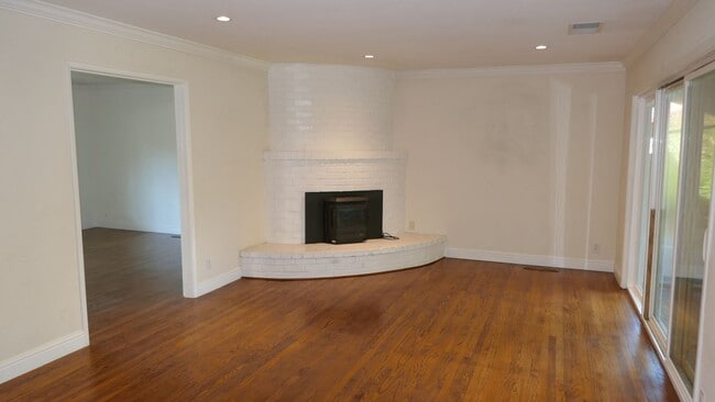 2210 Las Gallinas Ave in San Rafael, CA - Building Photo - Building Photo