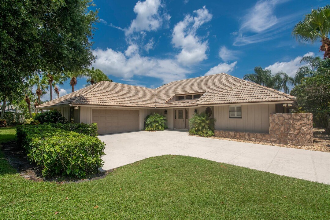 13 Balfour Rd W in Palm Beach Gardens, FL - Building Photo