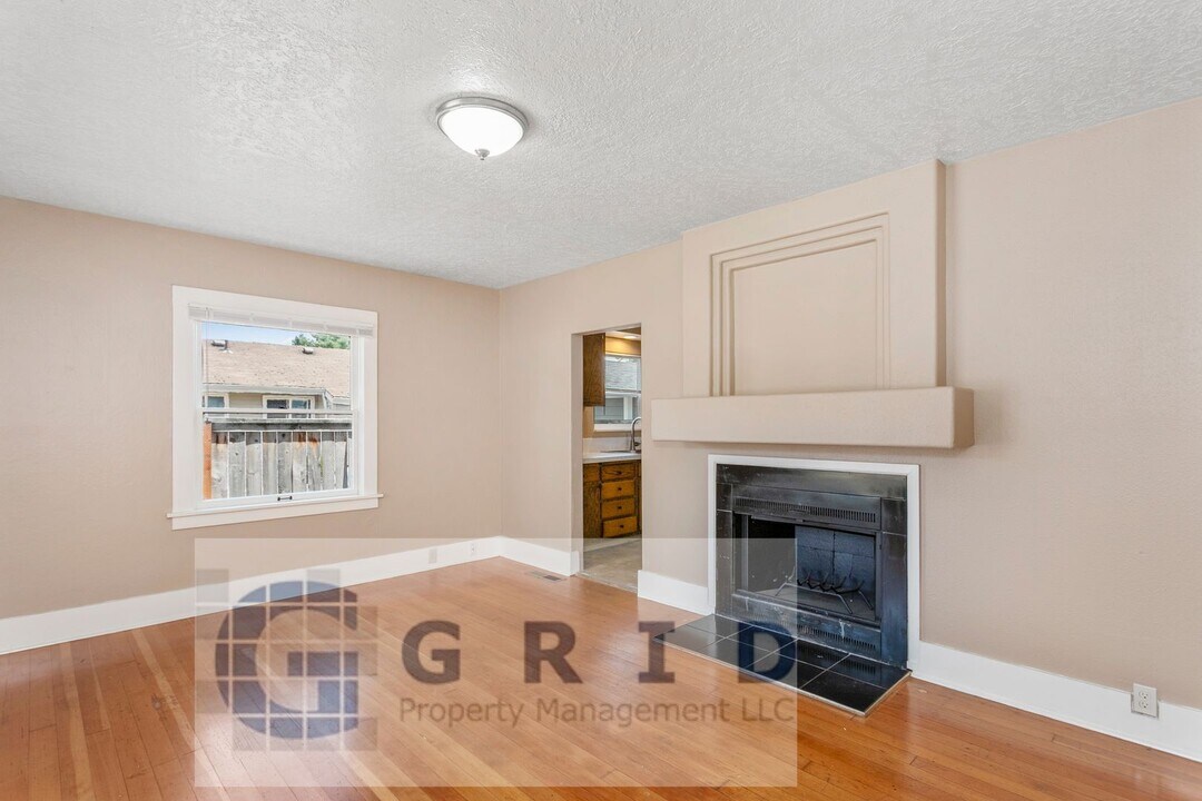 8316 SE Raymond Ct in Portland, OR - Building Photo
