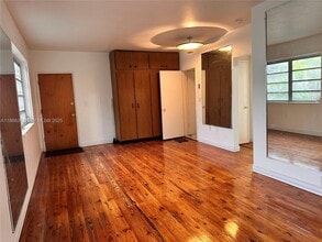 4740 Pine Tree Dr in Miami Beach, FL - Foto de edificio - Building Photo