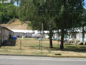 River Road Apartments in Cottage Grove, OR - Building Photo - Building Photo