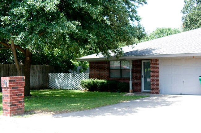 231 Rosebud Dr in Stephenville, TX - Building Photo - Building Photo