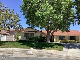43430 Sierra Vista Dr in Lancaster, CA - Building Photo
