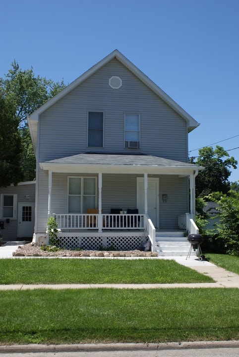 933 Wheeler St in Woodstock, IL - Building Photo