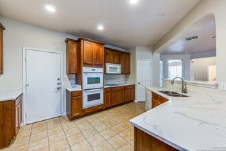 527 Mesa Loop in San Antonio, TX - Building Photo - Building Photo