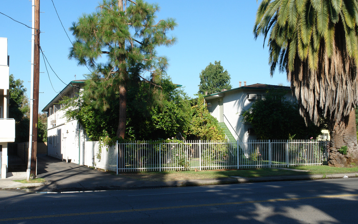 4919 Coldwater Canyon Ave in Sherman Oaks, CA - Building Photo