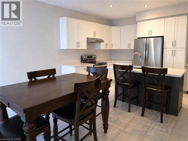 120 Vineberg Dr in Hamilton, ON - Building Photo - Building Photo
