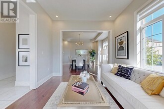 459 Threshing Mill Blvd. in Oakville, ON - Building Photo - Building Photo