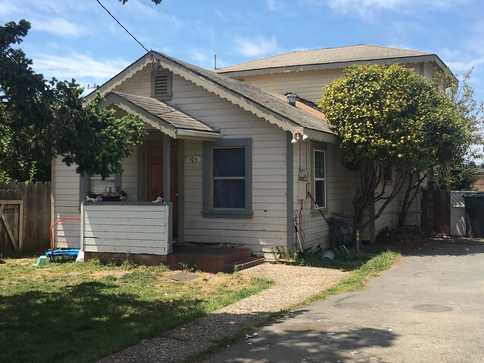 105 Atkinson Ln in Watsonville, CA - Building Photo