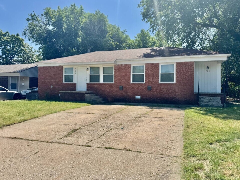 902 E Rose Dr in Midwest City, OK - Building Photo