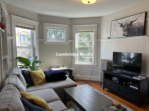 25 Fainwood Cir, Unit 2 in Cambridge, MA - Foto de edificio - Building Photo