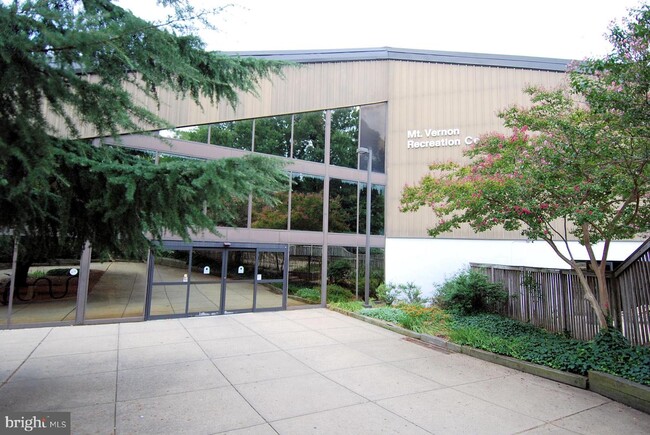 6603 E Wakefield Dr-Unit -B2 in Alexandria, VA - Foto de edificio - Building Photo
