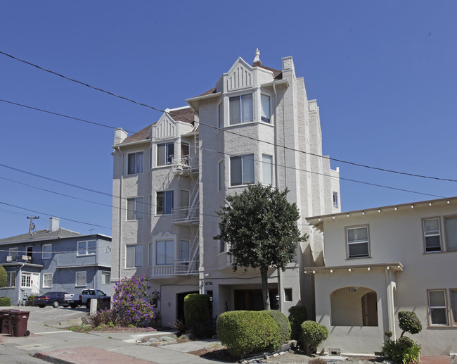 676 Alma Ave in Oakland, CA - Foto de edificio - Building Photo