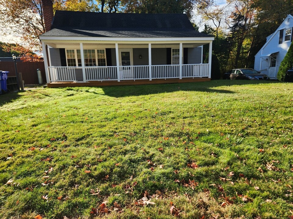62 Benton Ln in Glastonbury, CT - Building Photo