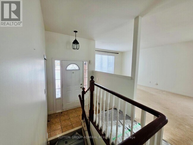 12 Revelstoke Ct in Barrie, ON - Building Photo - Building Photo