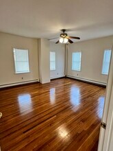 8 Elm St, Unit 1 in Stoneham, MA - Foto de edificio - Building Photo