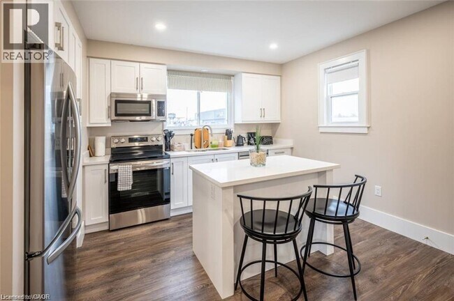 3 Locust St in Kitchener, ON - Building Photo - Building Photo