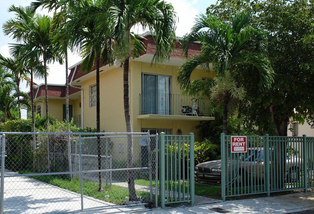 1043 SW 3rd St in Miami, FL - Building Photo