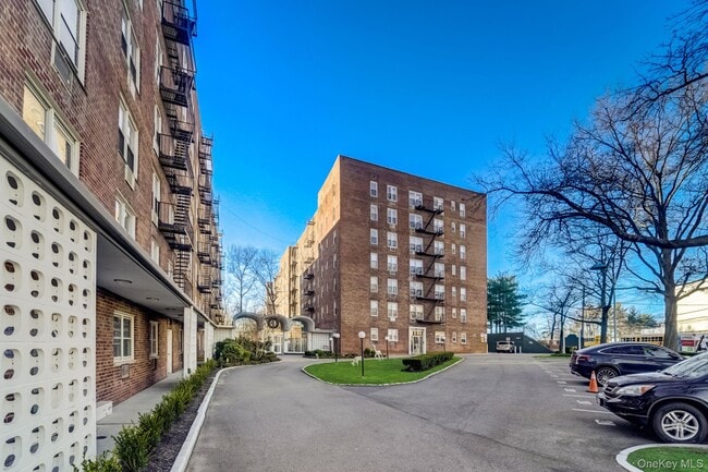 54-44 Little Neck Pkwy in Queens, NY - Foto de edificio - Building Photo