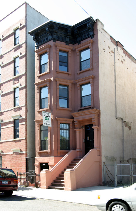 102 W 132nd St in New York, NY - Building Photo