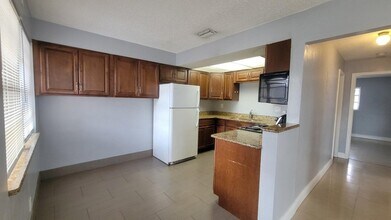 1821 NE 56th St in Fort Lauderdale, FL - Foto de edificio - Building Photo