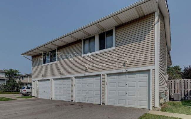 6100 Kit Carson Dr in Hanover Park, IL - Building Photo - Building Photo