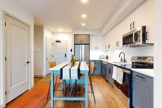 80 Rugg Rd in Boston, MA - Foto de edificio - Building Photo