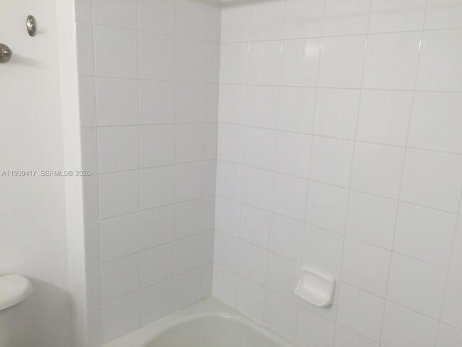 2030 S Douglas Rd, Unit 524 in Miami, FL - Foto de edificio - Building Photo