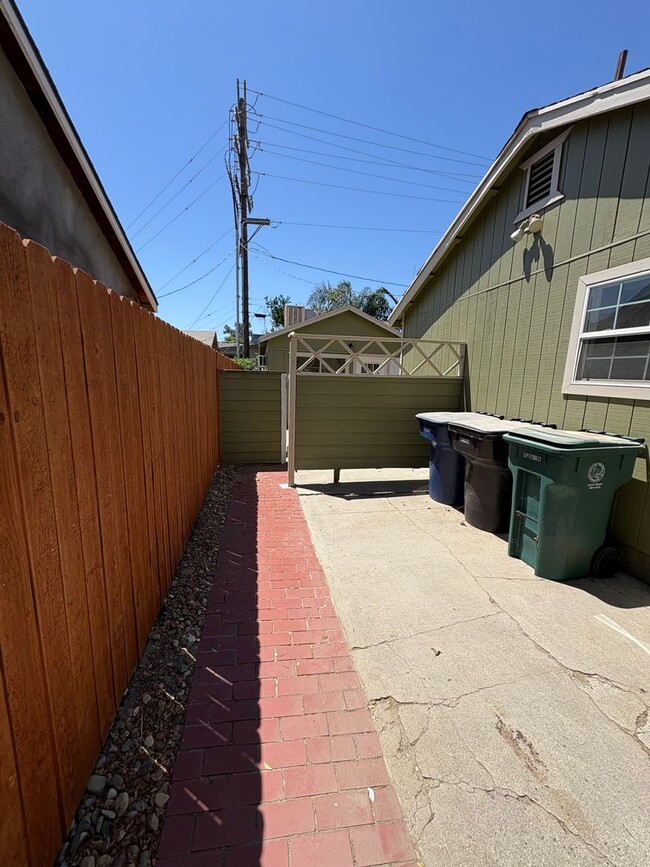 1085 E Academy Ave in Tulare, CA - Building Photo - Building Photo