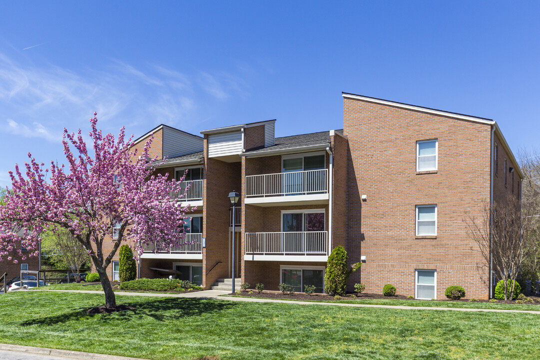 The Crest Apartments in Salem, VA - Foto de edificio