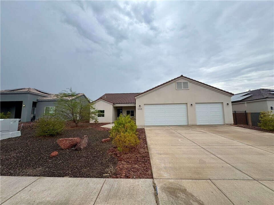 2225 Moonridge Ln in Fort Mohave, AZ - Building Photo