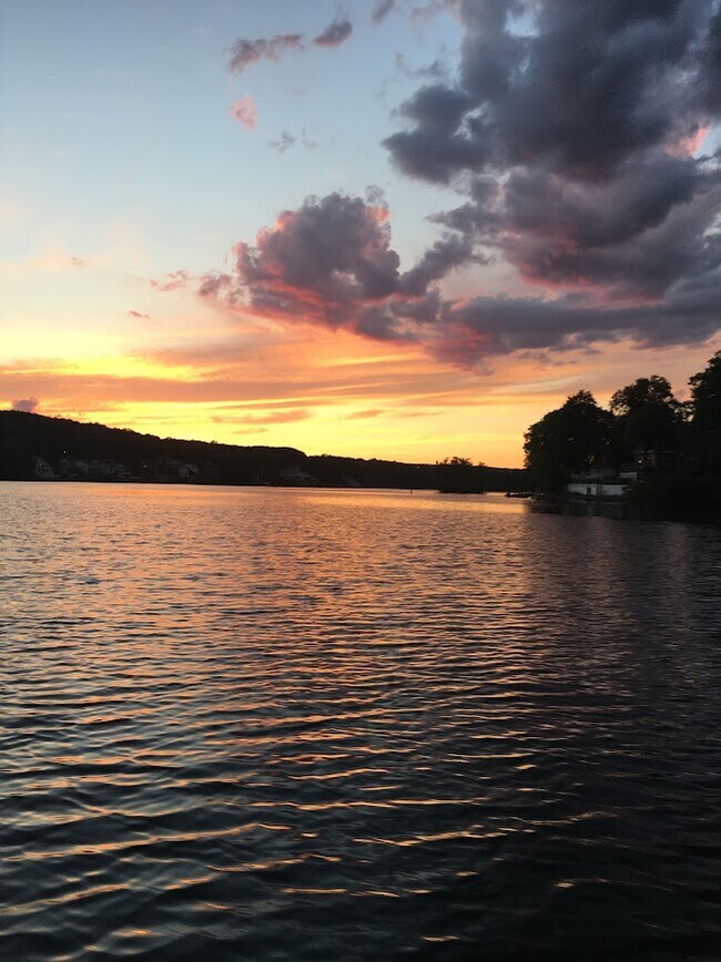 5 Norton Way, Unit Lakefront 1 Bdr. Apt. in Shrewsbury, MA - Building Photo - Building Photo