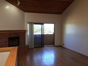 4568 W Point Loma Blvd in San Diego, CA - Building Photo - Building Photo