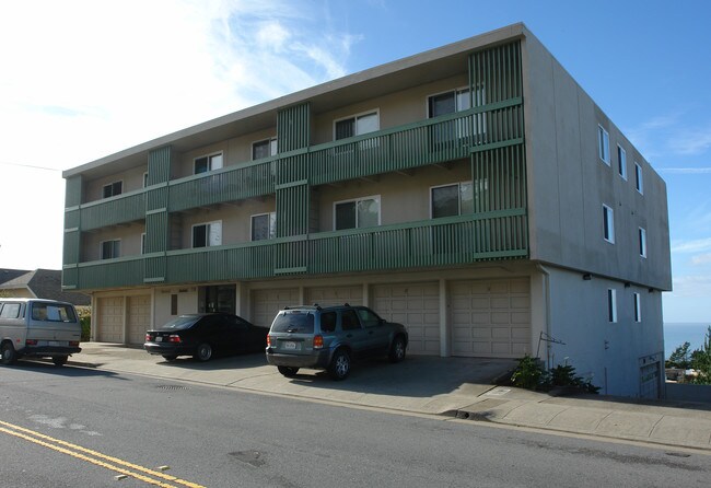 546 Monterey Rd in Pacifica, CA - Foto de edificio - Building Photo